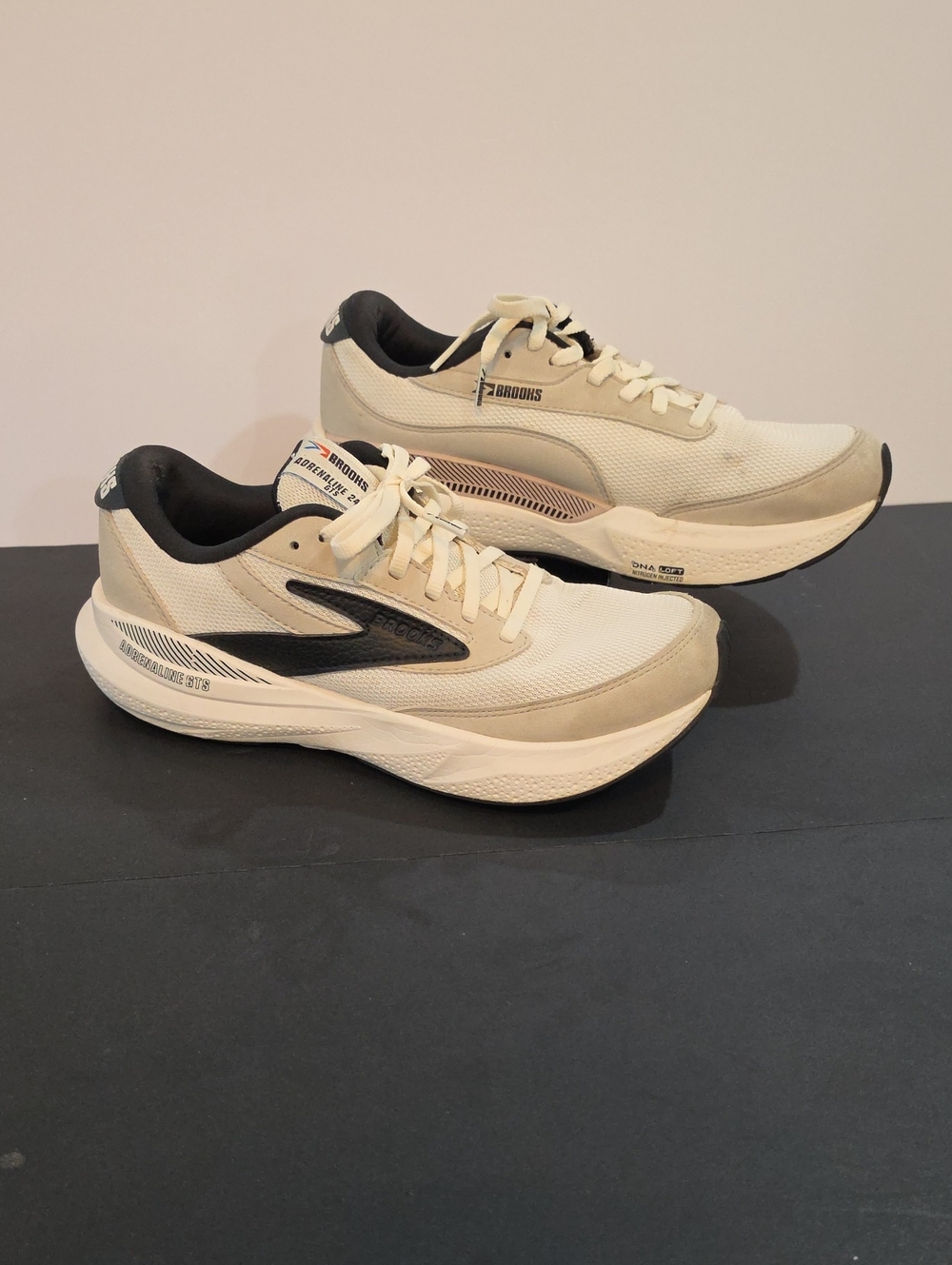 Brooks Adrenaline 24 GTS Women’s Cream/Black Running Sneakers Size 9.5